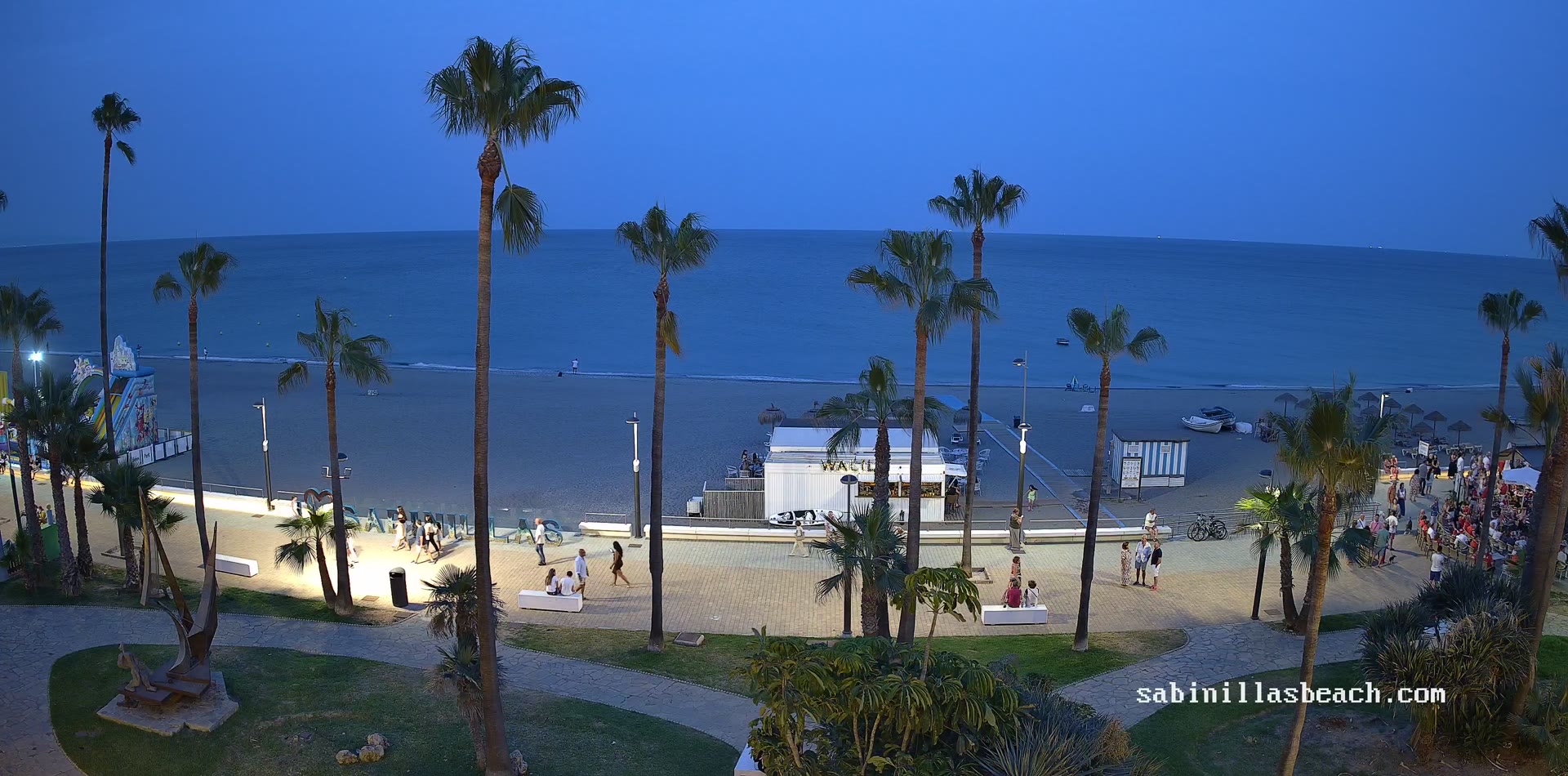 Live-Webcam-Blick auf die Strandpromenade von Sabinillas, nach Einbruch der Dunkelheit